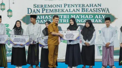 Jelang Hari Santri 2026, Ahmad Luthfi Berikan Beasiswa kepada 482 Santri di Jawa Tengah