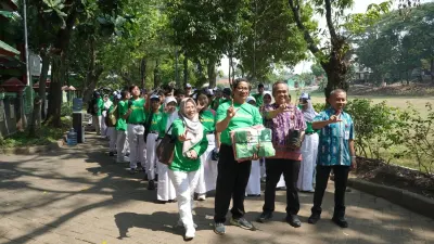 Ratusan siswa kelas VII SMPN 21 Semarang mengikuti kegiatan outing class untuk mempelajari pemilahan dan pengolahan sampah organik di Kantor Dinas Lingkungan Hidup (DLH) Kota Semarang.