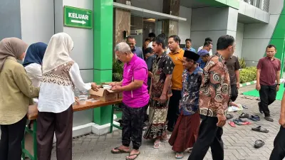 Pegadaian Kanwil XI Semarang menggelar Jumat Berkah dengan membagikan makanan gratis melalui program Mengetuk Pintu Langit untuk masyarakat.