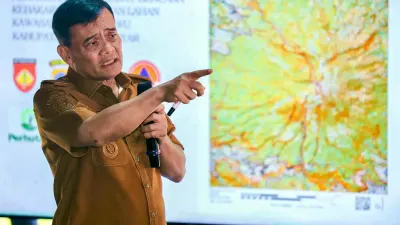 Kebakaran Gunung Lawu menyisakan satu titik api di atas Gondosuli. Ahmad Luthfi minta penyisiran menyeluruh dan tambahan water bombing BNPB.
