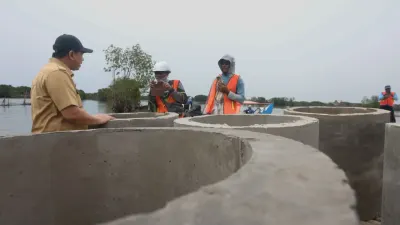 Taj Yasin Tinjau Hybrid Seawall Rp10 Miliar di Demak