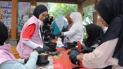 Srikandi PLN Icon Plus Dorong Kepedulian Lingkungan Lewat Daur Ulang Barang Bekas