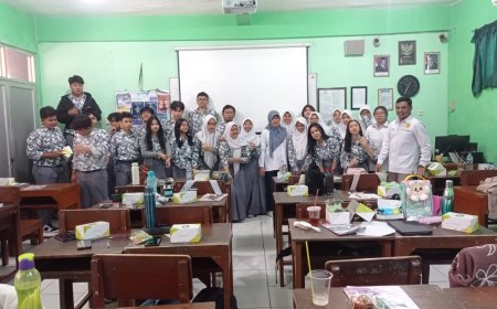 Tim PkM Teknik Elektro USM Latih Siswa SMA Kesatrian 2 Semarang Mengenal Dasar Tenaga Listrik