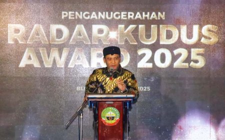 Dorong Investasi dan UMKM, Gubernur Jateng Ahmad Luthfi Terima Penghargaan