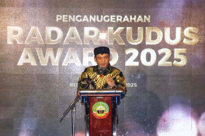 Dorong Investasi dan UMKM, Gubernur Jateng Ahmad Luthfi Terima Penghargaan