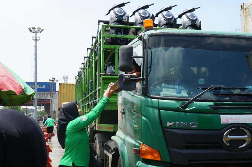Pemprov Jateng Salurkan Bantuan untuk Sopir Truk dan Warga Terdampak Banjir