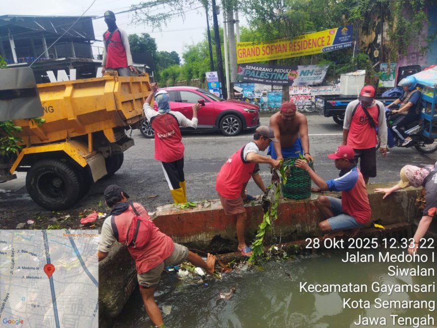 Minimalisir Potensi Banjir, DPU Kota Semarang Kerahkan Petugas Bersihkan Drainase