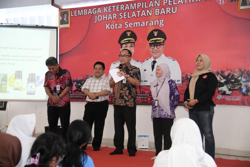 Pelajar Semarang Sulap Jelantah Jadi Lilin Aromaterapi di Pasar Johar