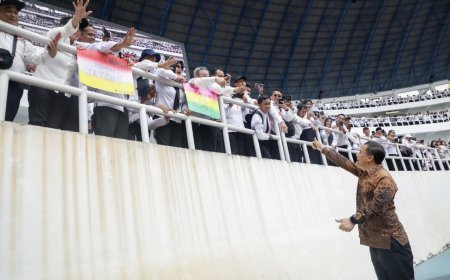 Gubernur Ahmad Luthfi Serahkan 13 Ribu SK PPPK Paruh Waktu, Terbanyak di Indonesia