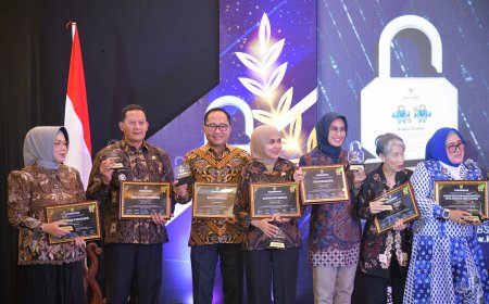 Kota Semarang Raih Penghargaan Badan Publik Informatif 2025