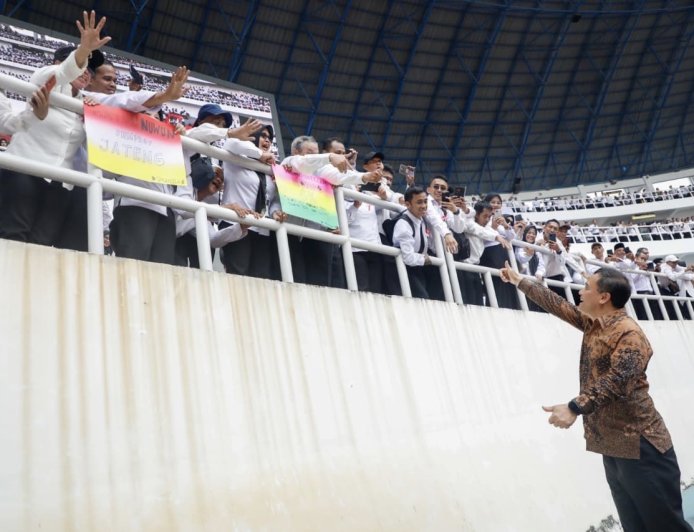 Gubernur Ahmad Luthfi Serahkan 13 Ribu SK PPPK Paruh Waktu, Terbanyak di Indonesia