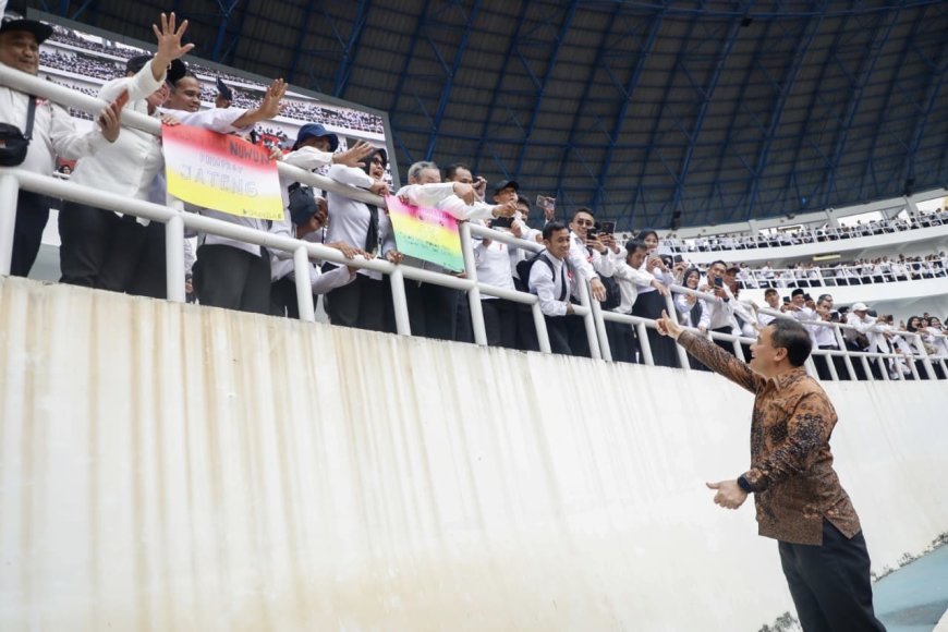 Gubernur Ahmad Luthfi Serahkan 13 Ribu SK PPPK Paruh Waktu, Terbanyak di Indonesia