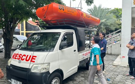 Wakil Rektor I USM Lepas Tim Relawan KSR Bantu Korban Banjir Kudus