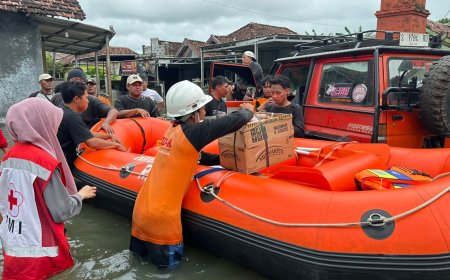 Relawan USM dan UMK Bantu Evakuasi Warga dan Logistik Banjir di Mejobo Kudus