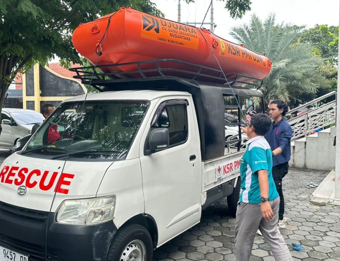 Wakil Rektor I USM Lepas Tim Relawan KSR Bantu Korban Banjir Kudus