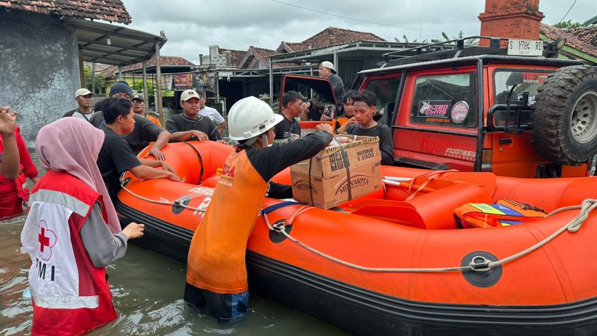 Relawan USM dan UMK Bantu Evakuasi Warga dan Logistik Banjir di Mejobo Kudus