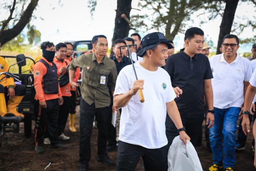 Ahmad Luthfi Canangkan Gerakan Jateng ASRI Lewat Aksi Bersih Sampah di Batang