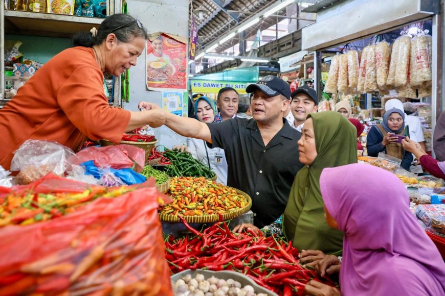 Blusukan ke Pasar Gede Solo, Gubernur Luthfi Cek Harga dan Pasokan Jelang Lebaran