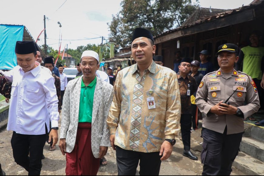 Gus Yasin Salurkan Bantuan Rp80 Juta untuk Masjid Bersejarah yang Terbakar di Boyolali