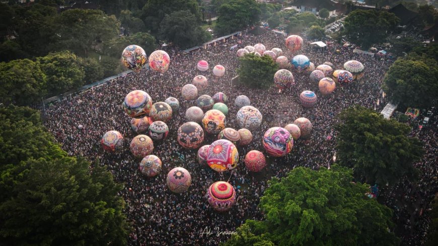 Puncak Festival Mudik 2026, Puluhan Balon Udara Meriahkan Langit Wonosobo