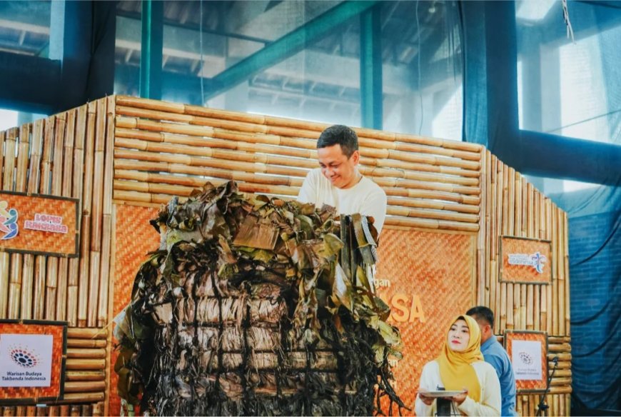 Lopis Raksasa dan Seribu Kue Bugis Meriahkan Tradisi Syawalan di Pekalongan
