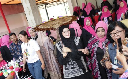 Nawal Yasin Borong Produk UMKM di Bazar Ipemi, Pengrajin Lokal Sumringah