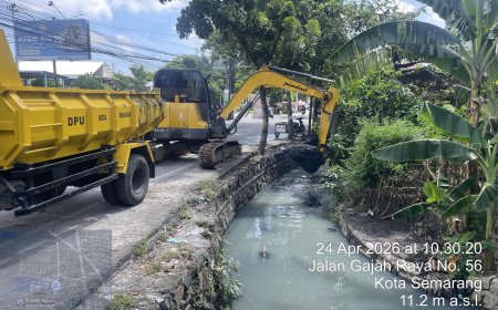 Aduan Warga Ditindak Cepat, Pemkot Semarang Keruk Sedimentasi Drainase di Gajah Raya
