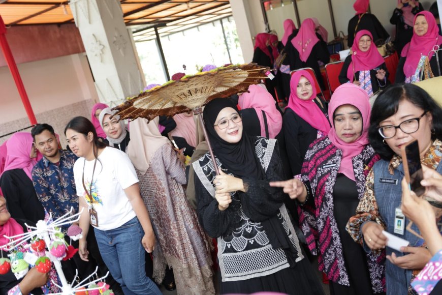 Nawal Yasin Borong Produk UMKM di Bazar Ipemi, Pengrajin Lokal Sumringah