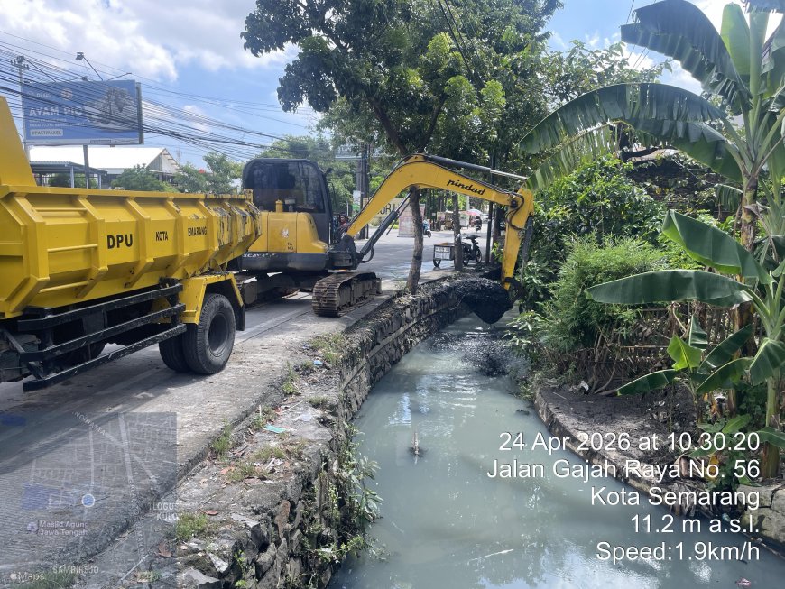 Aduan Warga Ditindak Cepat, Pemkot Semarang Keruk Sedimentasi Drainase di Gajah Raya