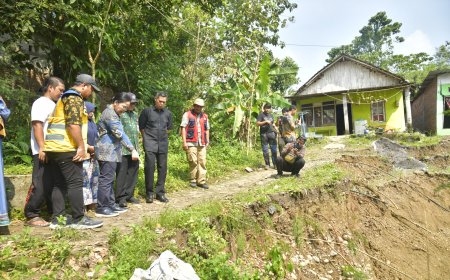 Tinjau Longsor Kalialang, Wali Kota Agustina Pastikan Warga Aman dan Terpenuhi Kebutuhannya