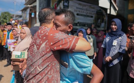 Peluk Korban Banjir Mangkang Kulon, Ahmad Luthfi Janji Percepat Normalisasi Sungai Plumbon