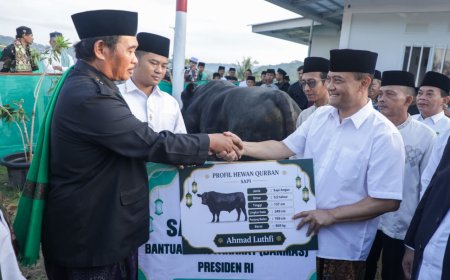 Gubernur Luthfi Salat Iduladha Bareng Warga Huntara Tegal, Serahkan Sapi Kurban 906 Kg