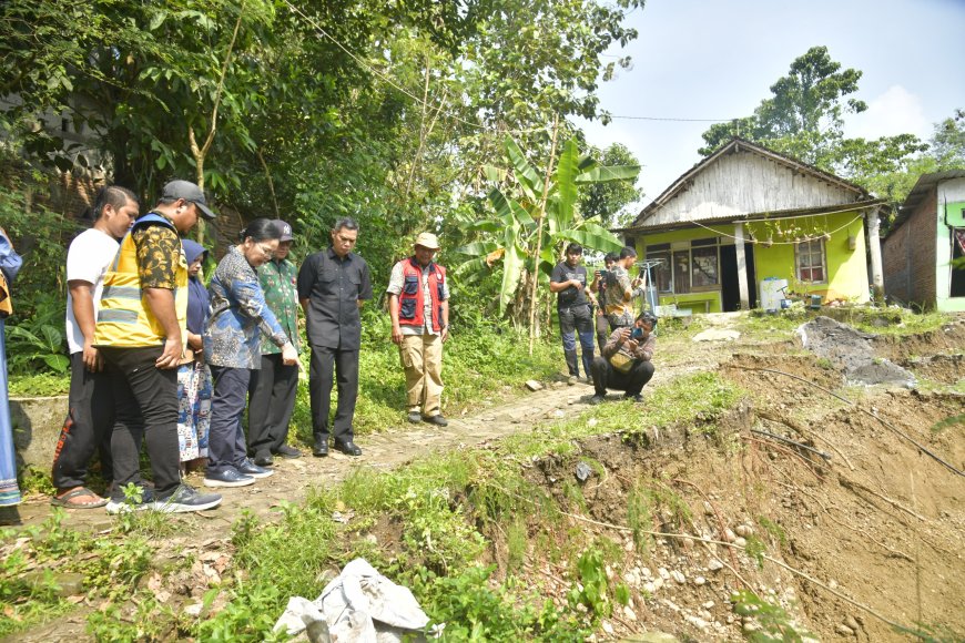 Tinjau Longsor Kalialang, Wali Kota Agustina Pastikan Warga Aman dan Terpenuhi Kebutuhannya