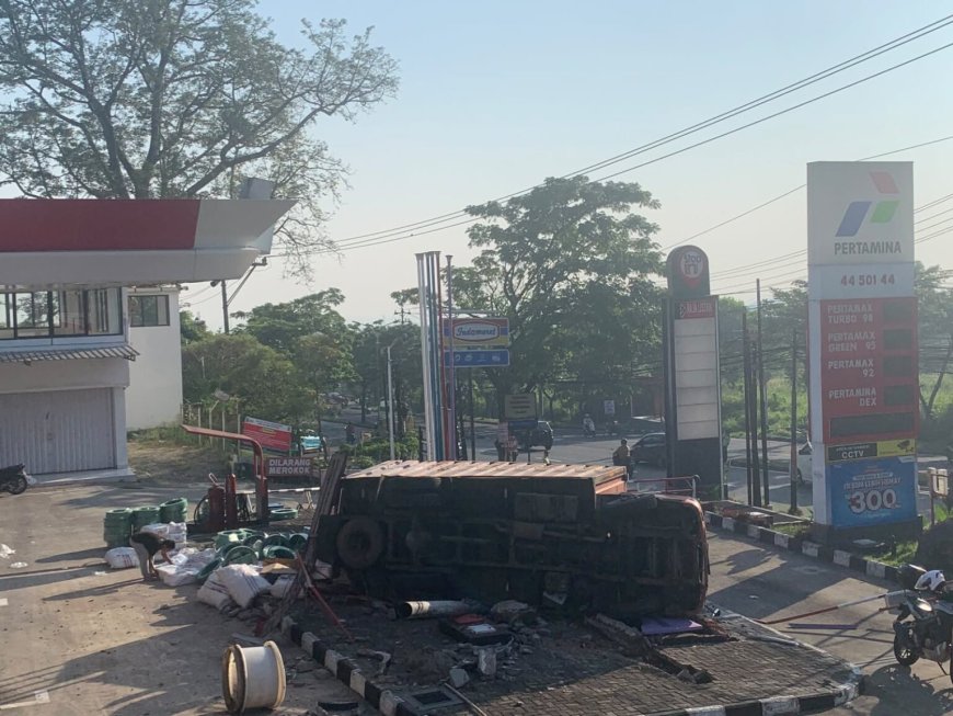 Dishub Sebut Human Error Jadi Penyebab Truk Terguling di SPBU Silayur Semarang