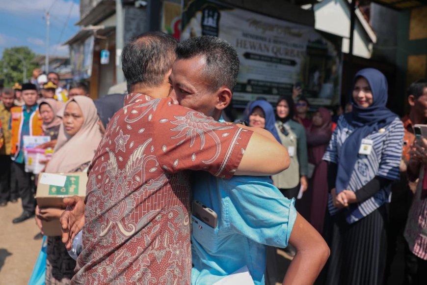 Peluk Korban Banjir Mangkang Kulon, Ahmad Luthfi Janji Percepat Normalisasi Sungai Plumbon