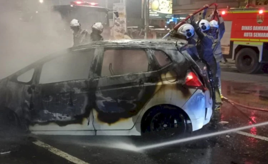 Respons Cepat Damkar Semarang, Kebakaran Honda Jazz di Jalan Tri Lomba Juang Berhasil Dipadamkan