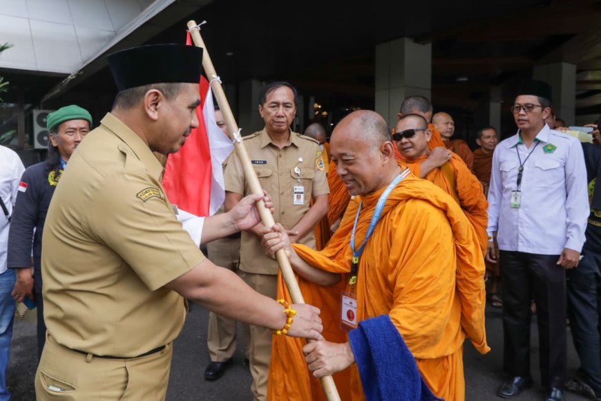 Bikkhu Thudong 2026 Temui Taj Yasin, Gaungkan Pesan Perdamaian dan Toleransi di Jateng