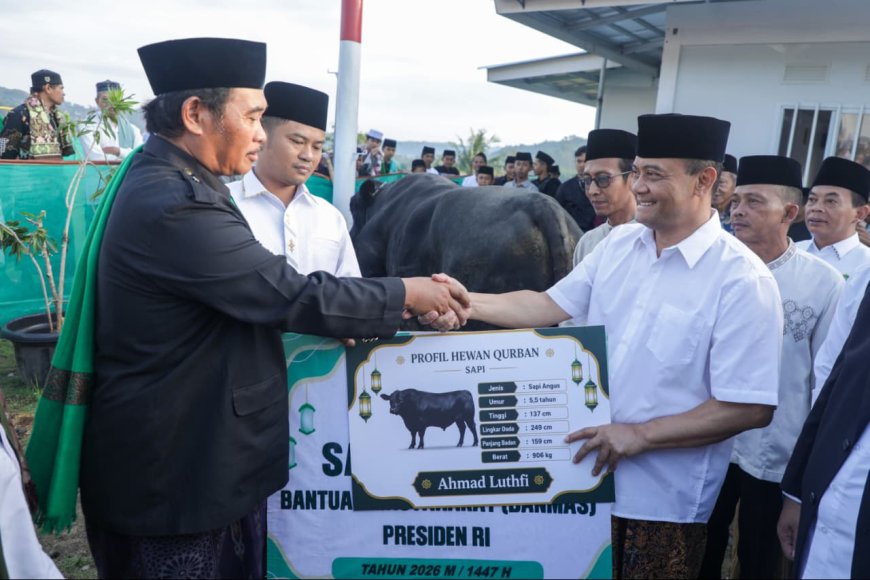Gubernur Luthfi Salat Iduladha Bareng Warga Huntara Tegal, Serahkan Sapi Kurban 906 Kg