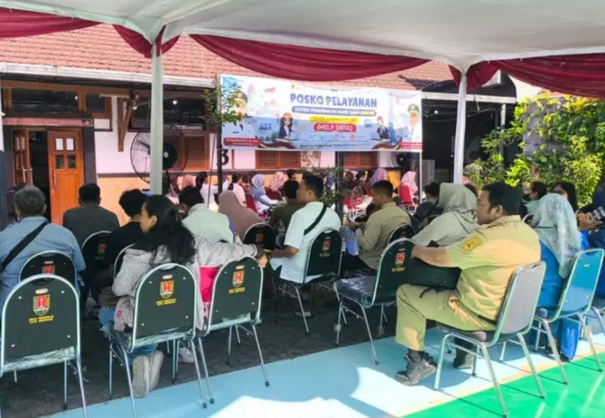 Hari Pertama SPMB 2026, Ketidaksesuaian Data Dominasi Keluhan Orang Tua di Semarang